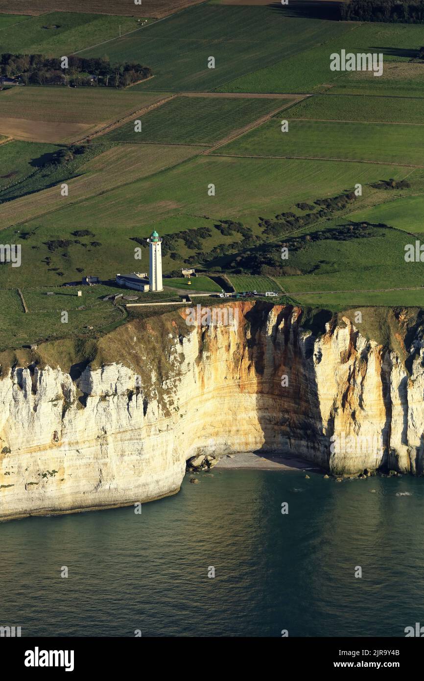 La Poterie-Cap-d'Antifer (Normandie, nord-ouest de la France) : vue aérienne du phare d'Antifer, construit en 1949, près d'Etretat. Banque D'Images