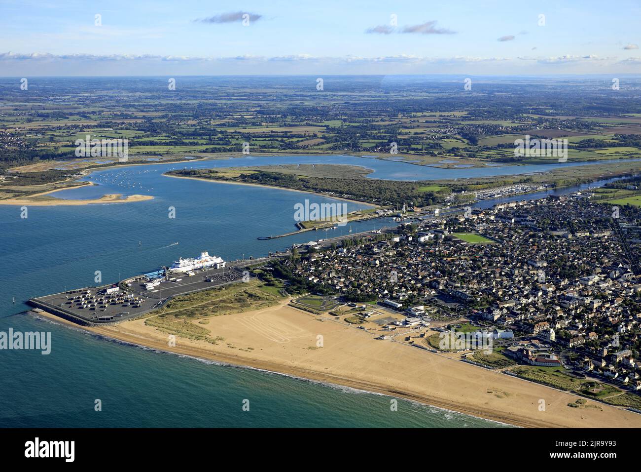 Ouistreham (Normandie, Nord-Ouest de la France) : vue aérienne de la station balnéaire avec le Port de Caen - Ouistreham, où le canal coule dans la mer, Banque D'Images