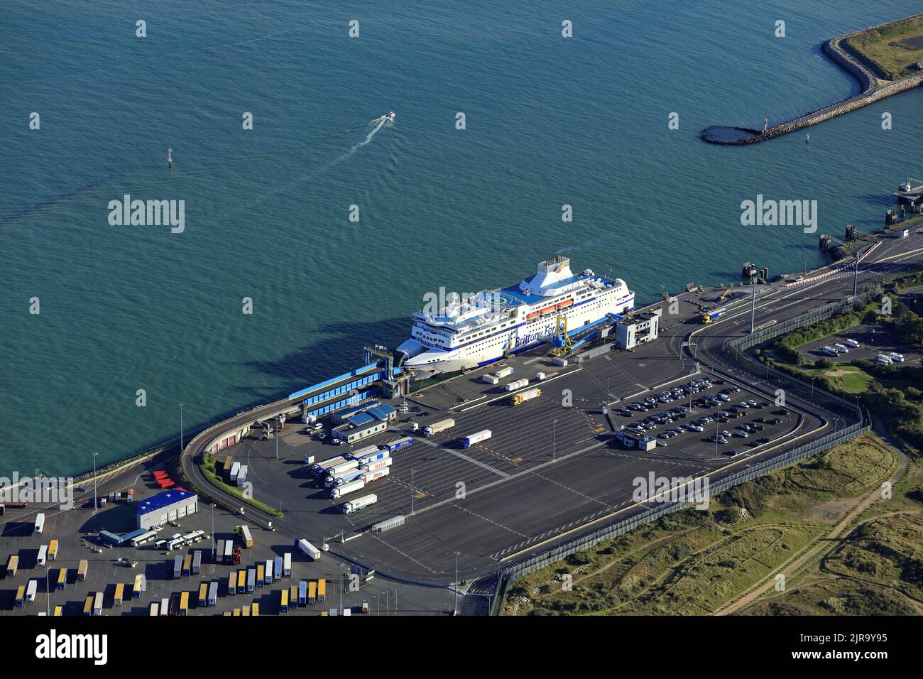Ouistreham (Normandie, Nord-Ouest de la France) : vue aérienne d'une partie du port commercial de Caen-Ouistreham avec un ferry de Bretagne-Ferrie Banque D'Images