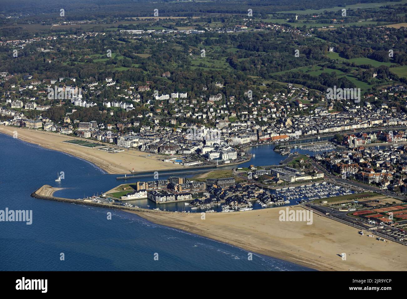 Deauville (nord-ouest de la France) : vue aérienne de la station balnéaire le long de la Côte fleurie, une partie de la côte Basse-Normandie, l'embouchure de la Touques Banque D'Images