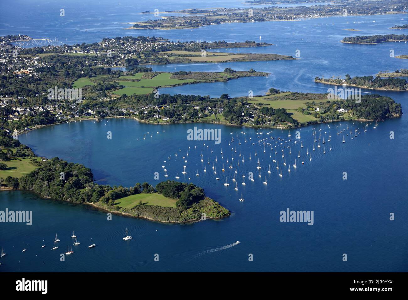 Arzon (Bretagne, Nord-Ouest de la France) : vue aérienne de l'ancrage de Kerners-Bilouris, la crique de Kerners, face à l'île "ile aux Moines" Banque D'Images