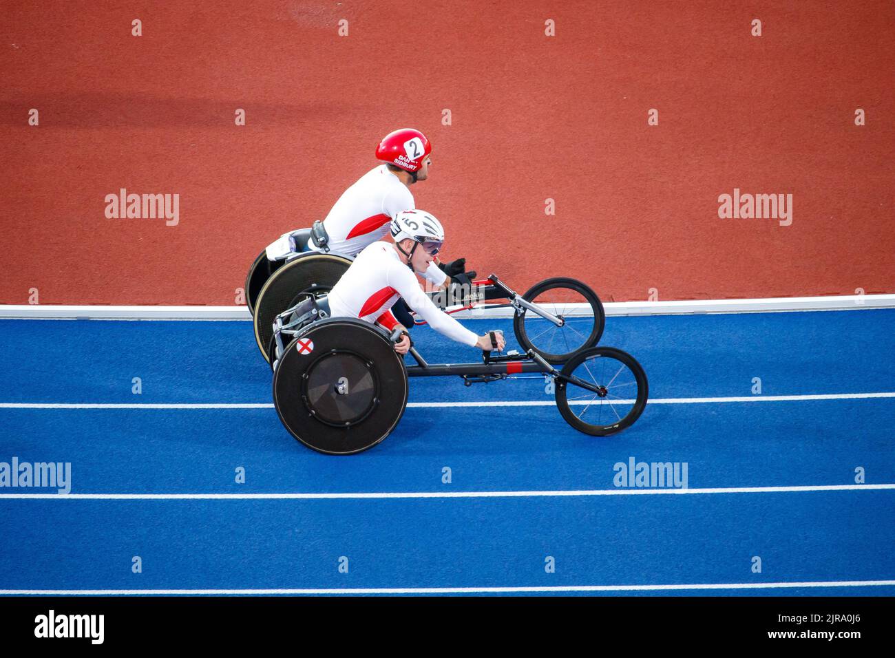 Action des Jeux du Commonwealth de Birmingham au stade Alexander dans la soirée du 5th août 2022. L'image montre l'événement Mens T53/54 1500m. Nathan Maguire, médaillé d'or (casque blanc), Jonathan Daniel Sidbury, médaillé d'argent (casque rouge) Banque D'Images