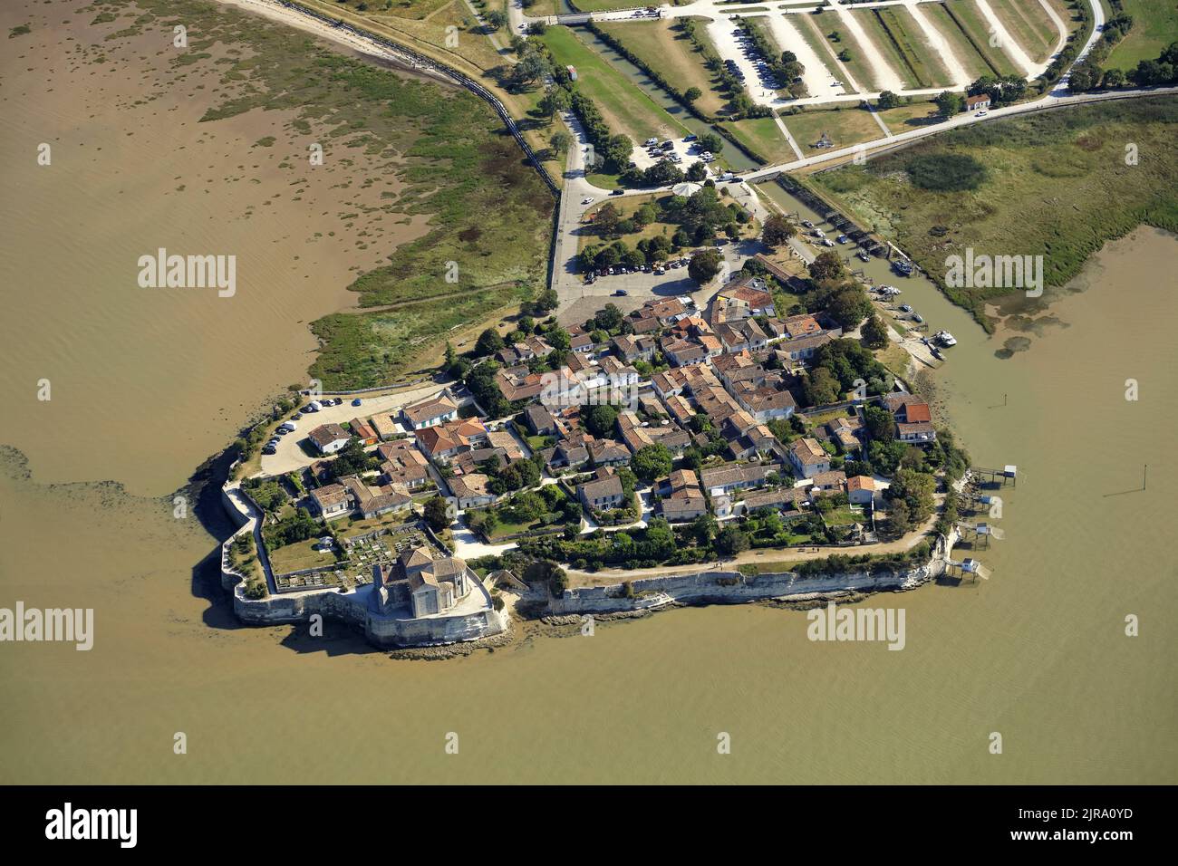 Talmont-sur-Gironde (sud-ouest de la France) : vue aérienne du village perché sur un promontoire rocheux surplombant l'estuaire de la Gironde et, par le c Banque D'Images