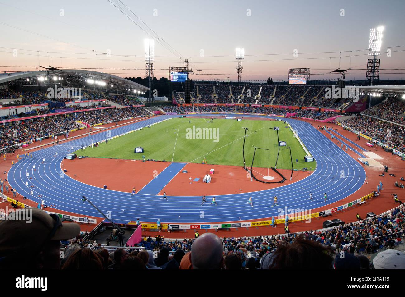 Action des Jeux du Commonwealth de Birmingham au stade Alexander dans la soirée du 5th août 2022. L'image montre le stade éclairé pendant que la nuit tombe à la fin des événements. Banque D'Images