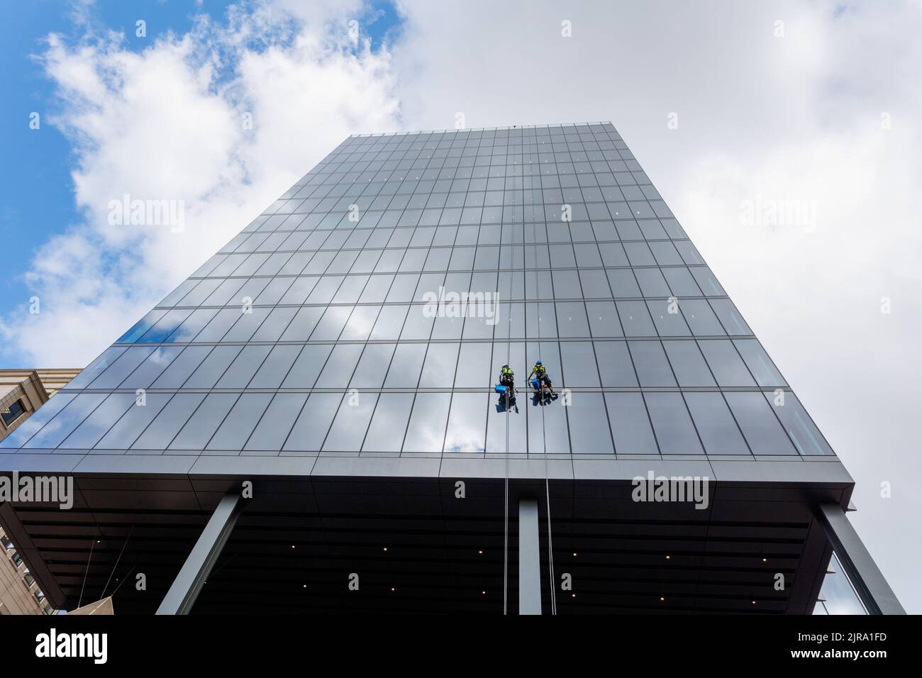 Deux nettoyeurs de fenêtres travaillant sur 103 Colmore Row, le gratte-ciel le plus haut et le plus haut du centre-ville de Birningham. 103 Colmore Row a ouvert ses portes en 2022 et il hait principalement des entreprises commerciales. Banque D'Images