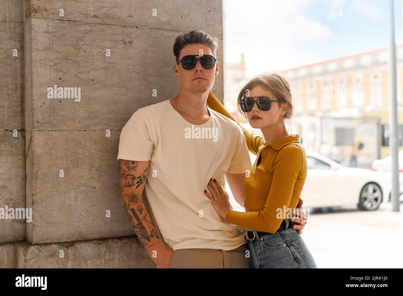 Jeune beau hipster couple dans l'amour marcher dans la vieille ville rue, été Europe vacances, voyage, plaisir, heureux, sourire, lunettes de soleil, tenue tendance, rom Banque D'Images