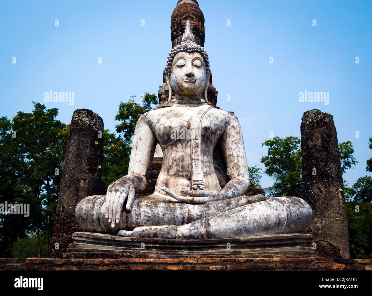 Statue de Bouddha assise au parc historique de Sukhothai, province de Sukhothai, CentralThailand Banque D'Images