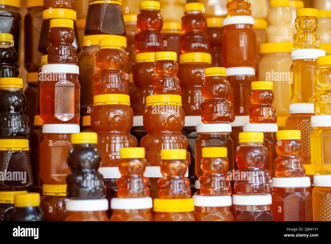 Il y a beaucoup de bocaux de miel biologique, naturel sur le comptoir à vendre. Différents miel, différentes couleurs en boîtes de plastique sont prêts à la vente à l'Hon Banque D'Images