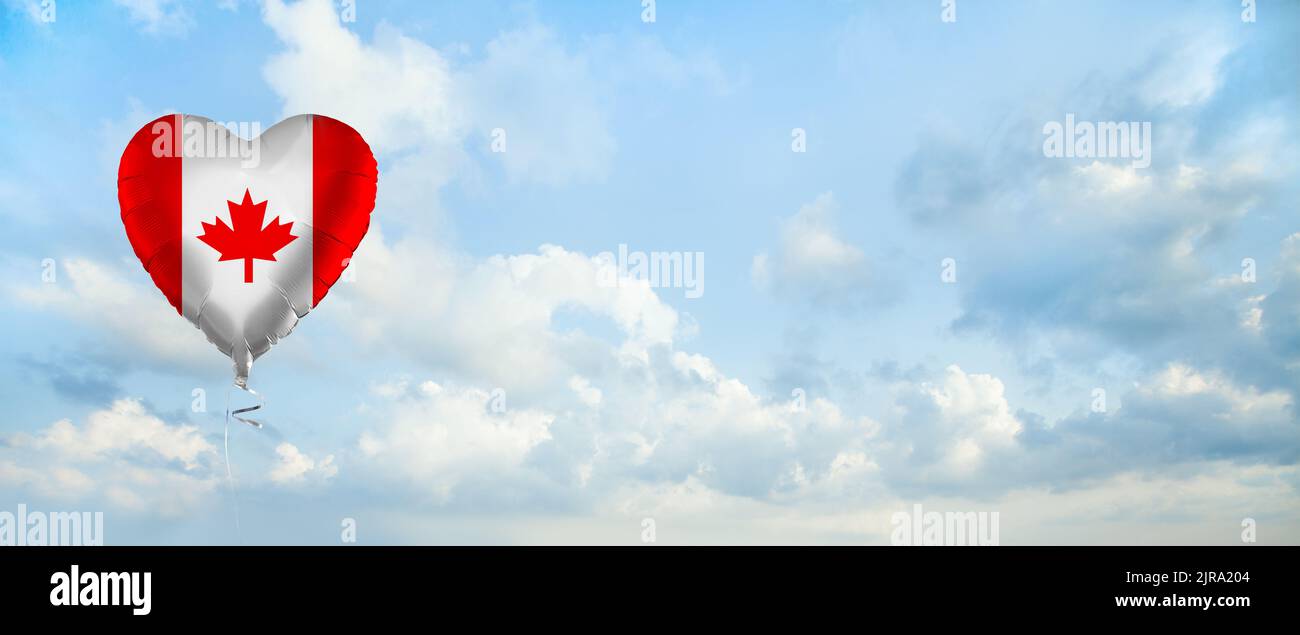 Drapeau canadien sur ballon contre fond ciel nuages. Éducation, charité, émigration, voyages et apprentissage des langues, concept du Canada Banque D'Images