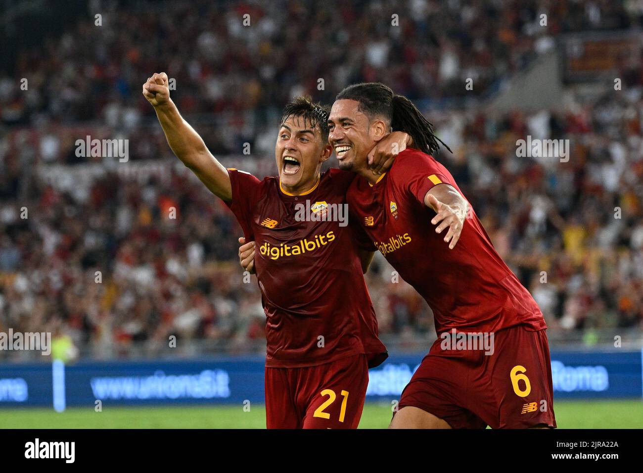 Rome, Italie. 22nd août 2022. Paulo Dybala (AS Roma) la célébration de Chris Smalling (AS Roma) après le but 1-0 lors de la Ligue italienne de football Un match de 2022/2023 entre AS Roma contre US Cremonese au stade Olimpic de Rome le 22 août 2022. Crédit : Agence photo indépendante/Alamy Live News Banque D'Images