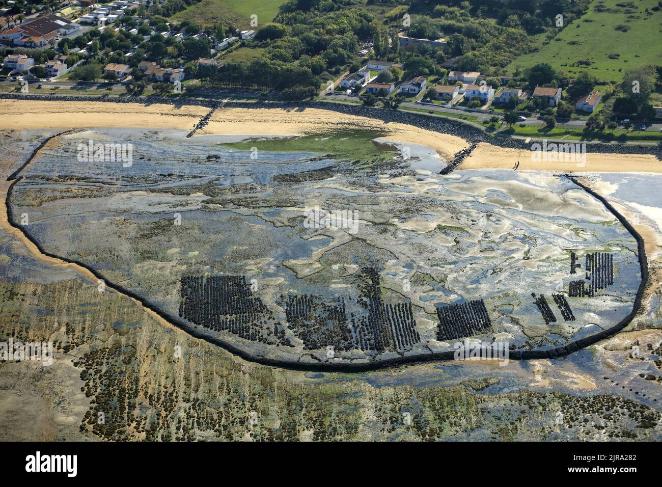 Ile d’Oléron (au large de la côte du centre-ouest de la France) : vue aérienne d’une pêche en forme de fer à cheval le long de la côte. Cette pierre sèche Banque D'Images