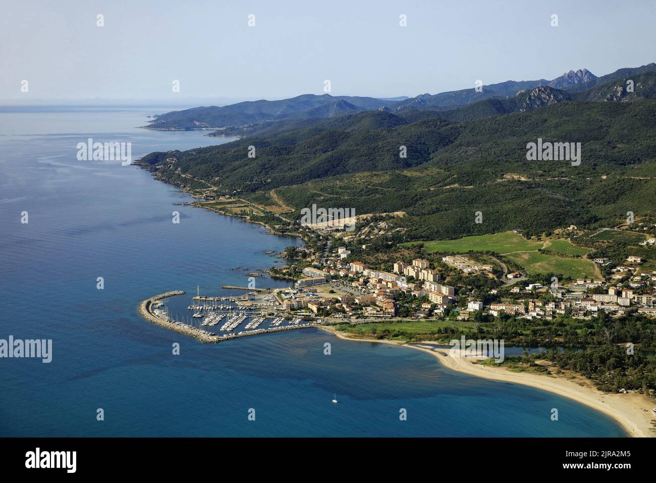 Corse-du-Sud, département de la Corse-du-Sud, Sari-Solenzara : vue aérienne des sommets de Bavella, de la zone côtière Òcote de NacreÓ, du port de plaisance et du smal Banque D'Images