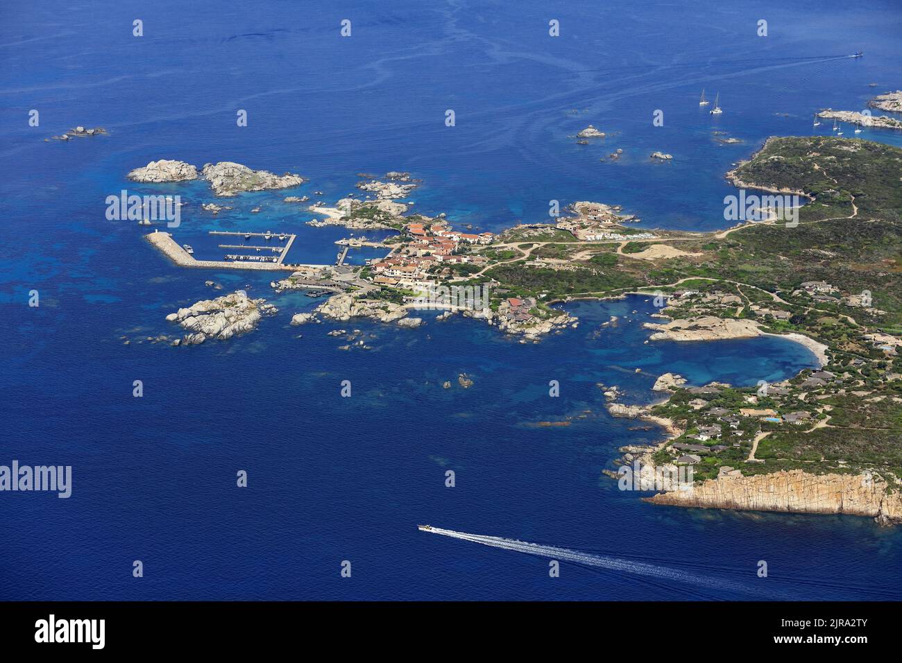 Corse du Sud, département de la Corse-du-sud, archipel de Lavezzi : vue aérienne de l'île de Cavallo, la plus grande et la seule île habitée de l'ar Banque D'Images