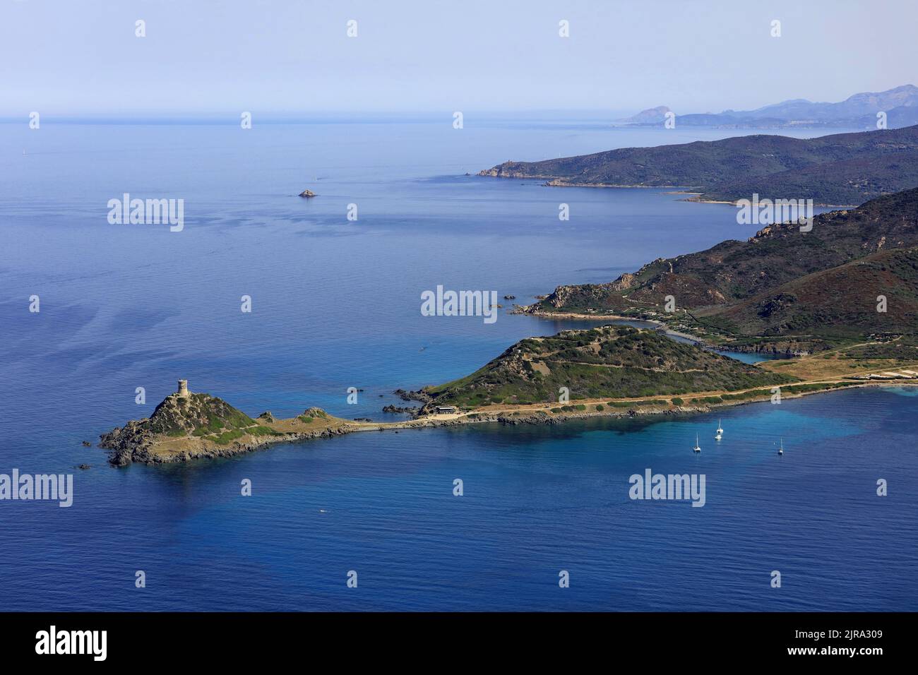 Corse-du-sud, département de la Corse-du-sud, archipel des Sanguinaires : vue aérienne de l'ancrage de la péninsule de Parata avec sa tour génoise b Banque D'Images