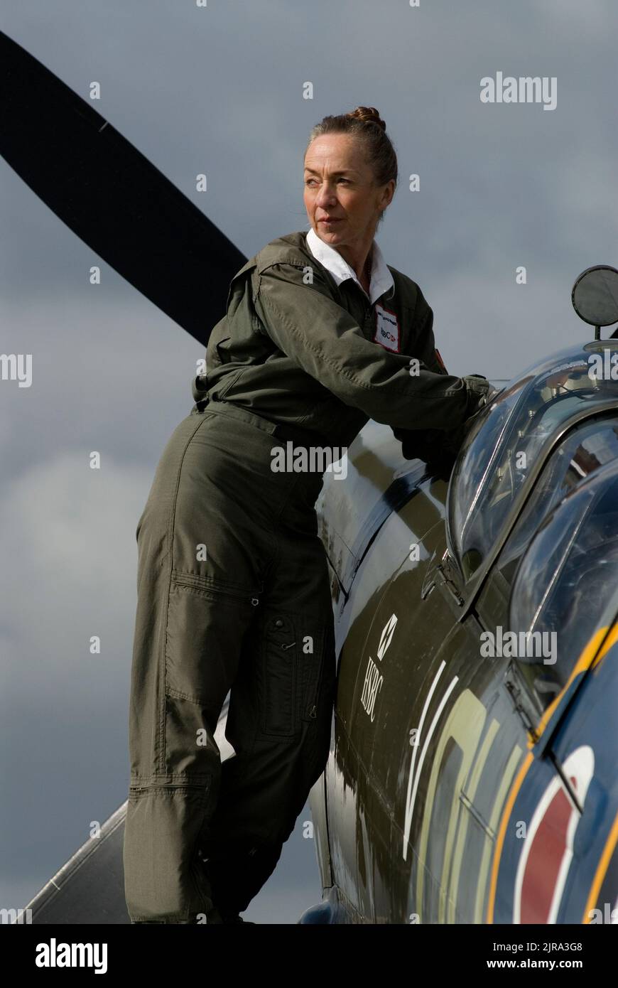 Carolyn Grace, pilote Spitfire. Carolyn Grace avec son Spitfire ML 407 à Duxford Airfield, Cambridgeshire, Grande-Bretagne. Photographié pour l'indépendant dans le Sunday Review Magazine, août 2008. PHOTO DE BRIAN HARRIS © 2008 07808-579804 Banque D'Images