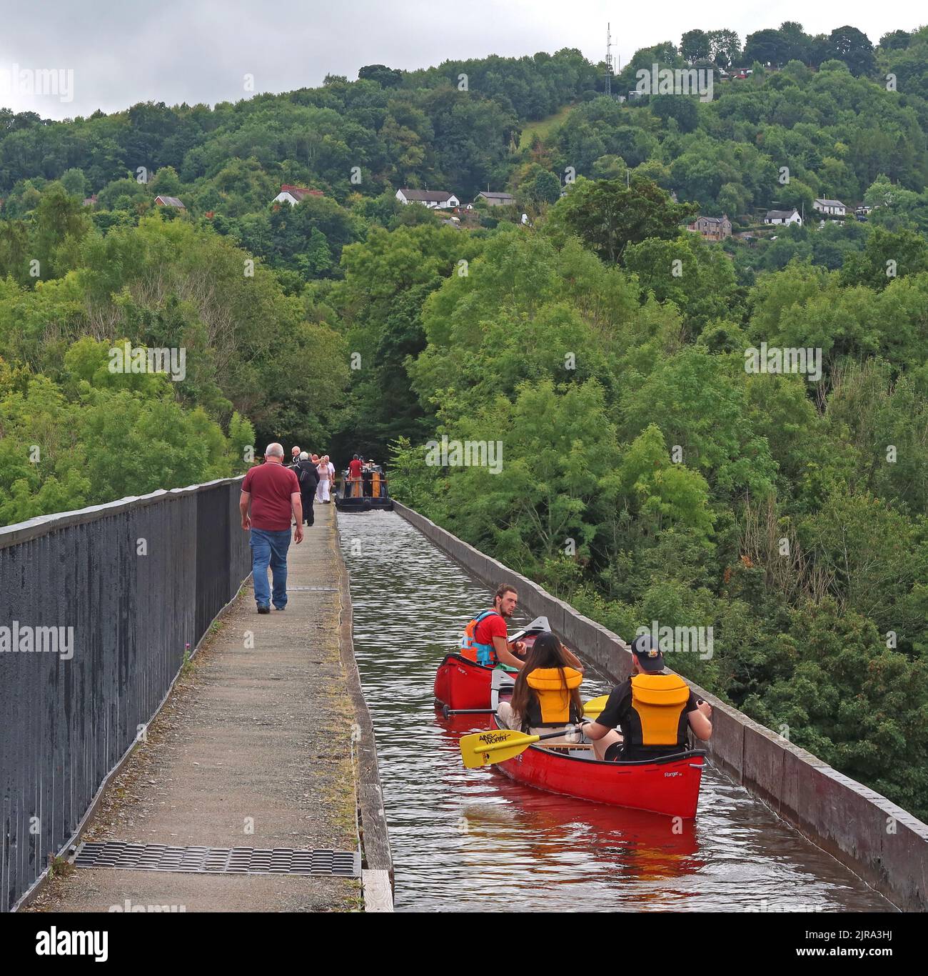 Canots de canal et canoéistes traversant l'aqueduc de Pontcysyllte, au-dessus de la rivière Dee à Trevor, Llangollen, pays de Galles, Royaume-Uni, LL20 7TP Banque D'Images