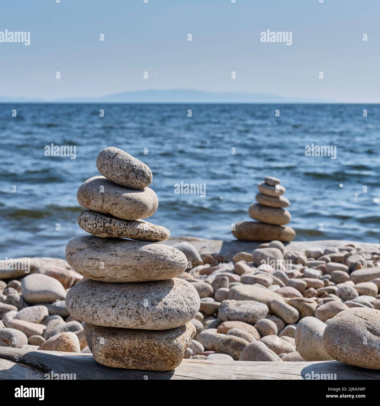 Pyramides de pierres sur les rives de la baie de Kultuk, du lac Baikal, du parc national de Zabaikalsky, Russie. Banque D'Images