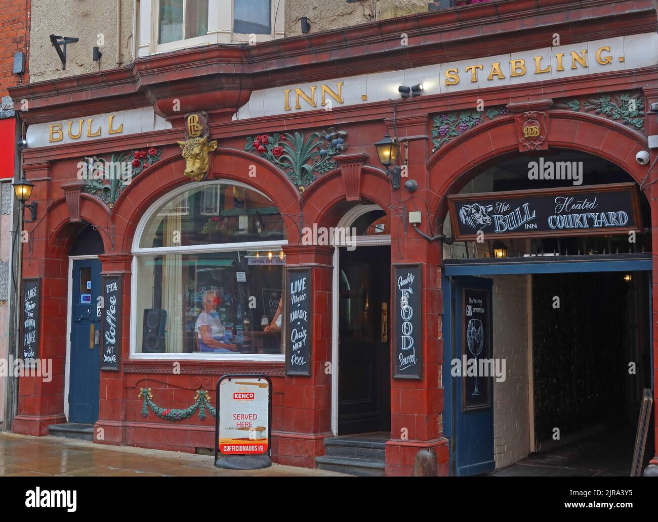 The Bull Inn, façade victorienne, Castle St, Llangollen, Denbighshire, Pays de Galles du Nord, Royaume-Uni, LL20 8NU Banque D'Images
