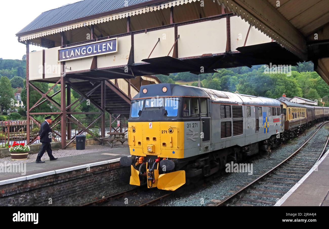 Le moteur diesel 31271 s'introduit à Llangollen, au nord du pays de Galles, avec des wagons, chemin de fer à vapeur historique, 1960s, 1960 Banque D'Images