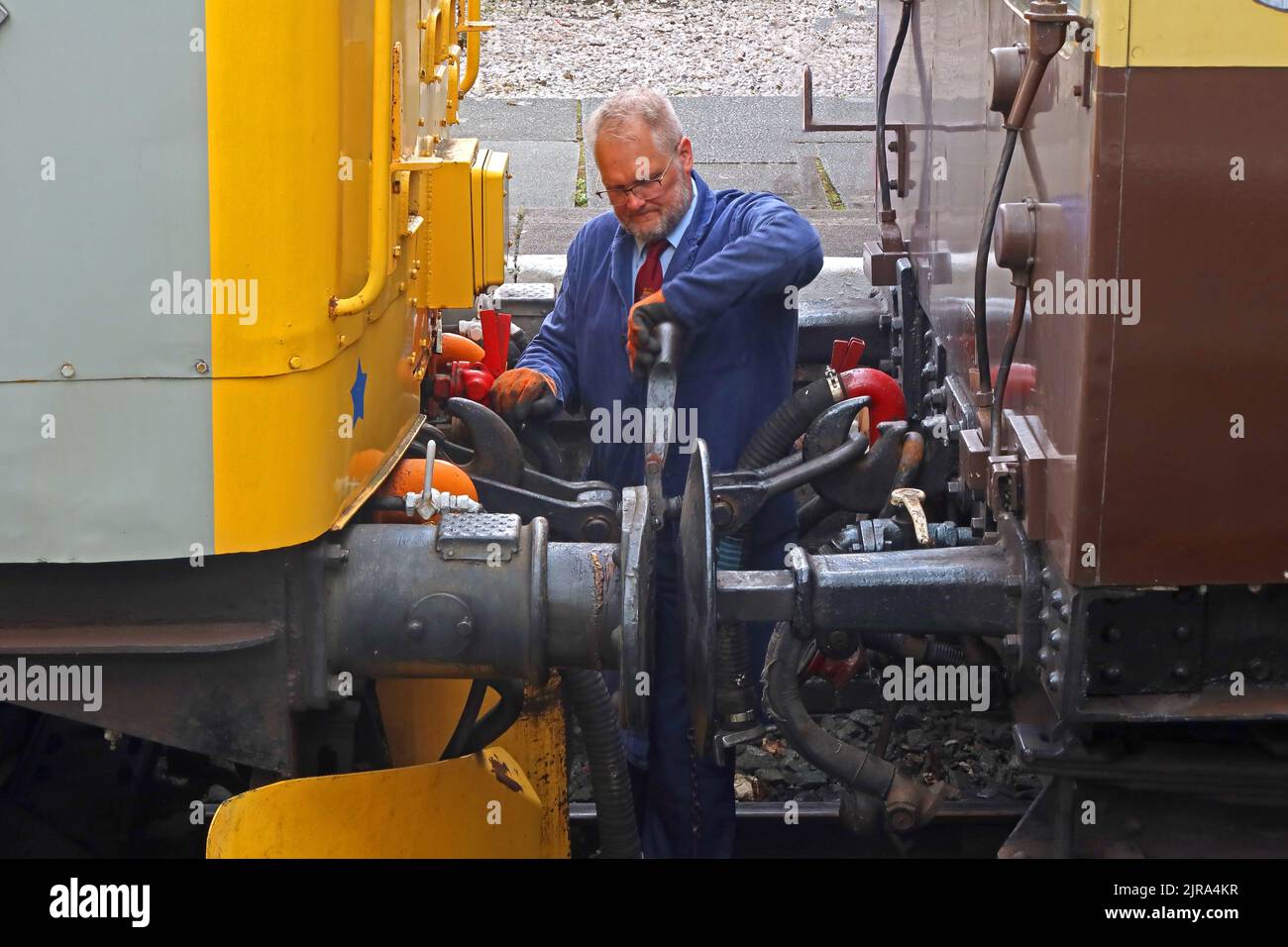 Dételage d'un moteur, de Carriages, gare ferroviaire de Llangollen, pays de Galles du Nord, Royaume-Uni, Banque D'Images