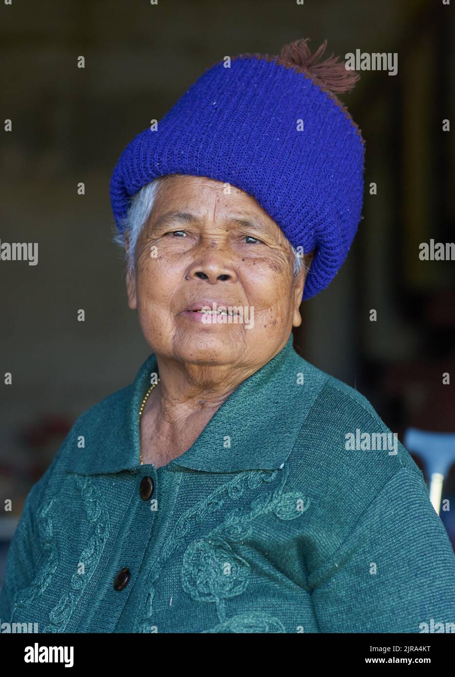Un portrait d'une vieille dame ethnique dans un chapeau bleu, pris à Sakon Nakhon, Thaïlande. Banque D'Images