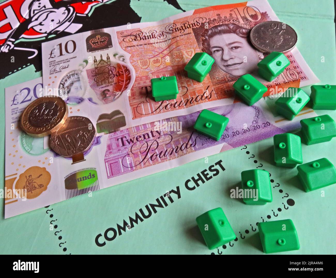 Tableau de monopole, billets en livres sterling, coût d'achat de biens, nouvelles maisons en Angleterre et au pays de Galles, réduisant l'effet des maisons secondaires sur la communauté Banque D'Images