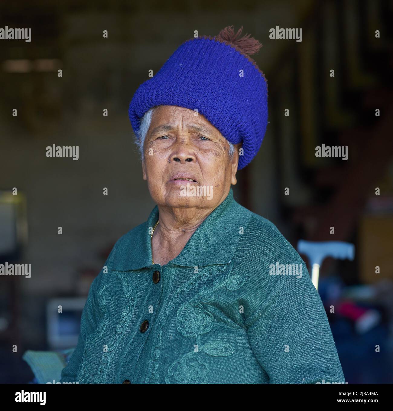Un portrait d'une vieille dame ethnique dans un chapeau bleu, pris à Sakon Nakhon, Thaïlande. Banque D'Images