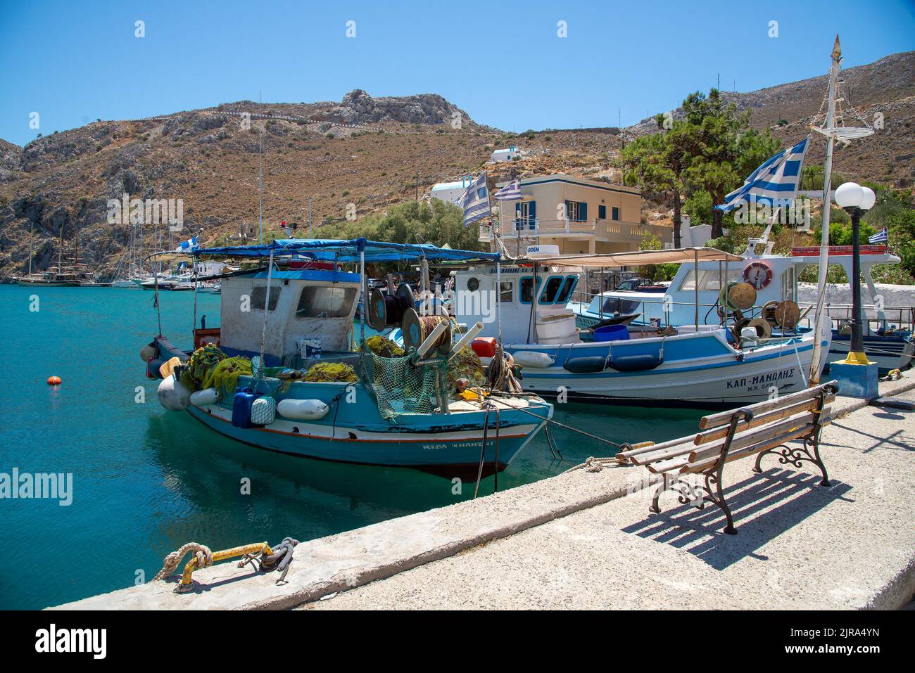 Bateaux dans le port de Vathe, Kalymnos, Dodécanèse, Grèce, sud de la mer Égée. Banque D'Images