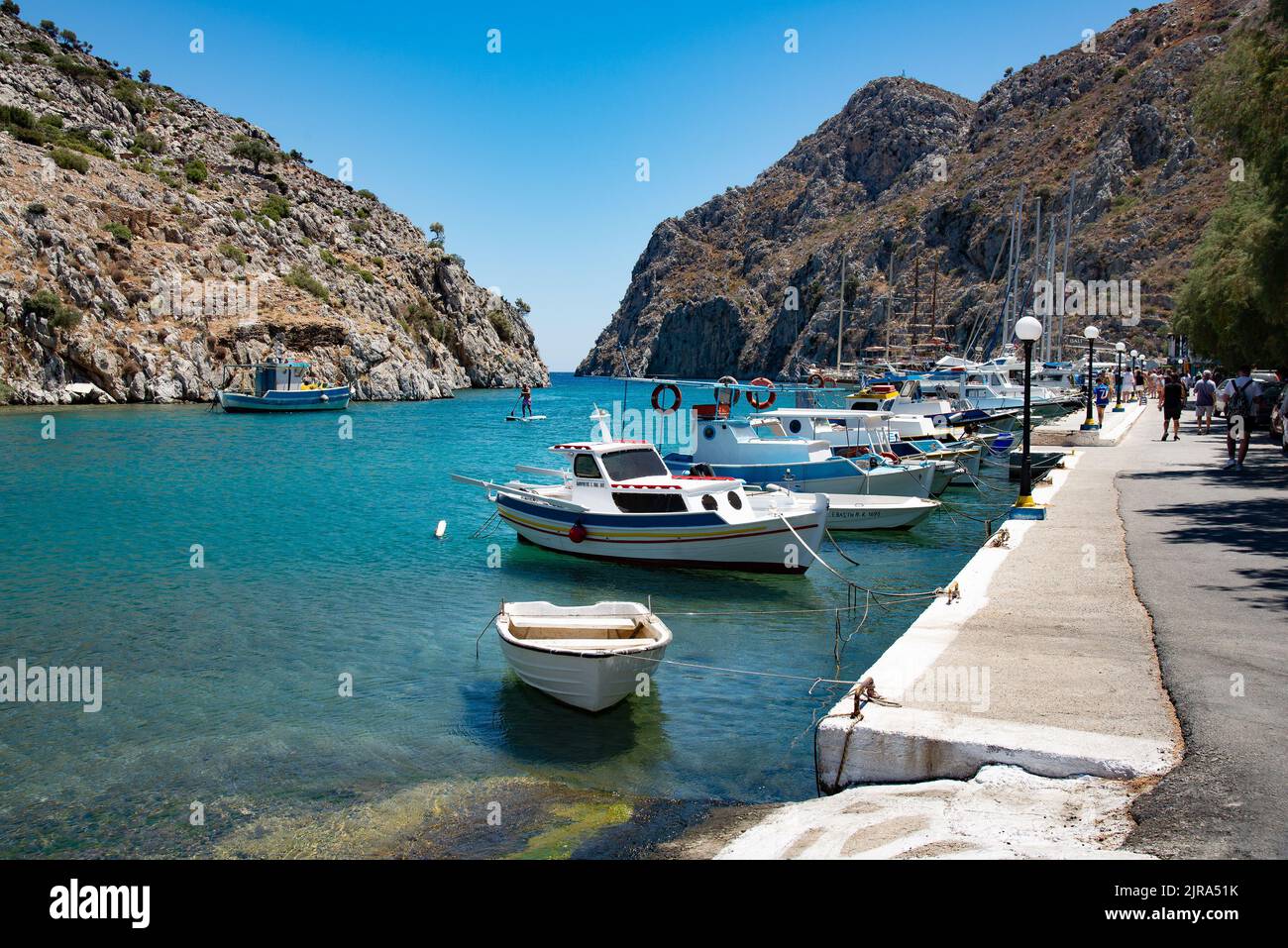 Bateaux dans le port de Vathe, Kalymnos, Dodécanèse, Grèce, sud de la mer Égée. Banque D'Images