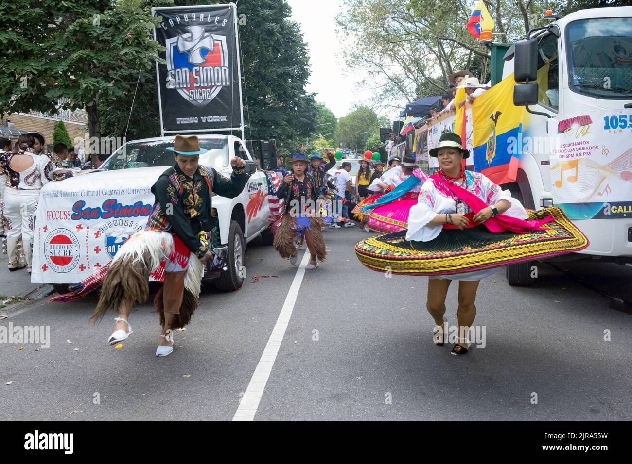 Les membres de la troupe de danse Nina Pakary se réchauffent avant le défilé écuadarien NYC 2022 à Jackson Heights, Queens, New York. Banque D'Images