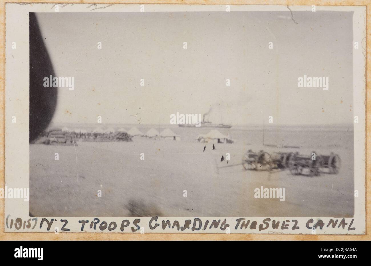 1915 - troupes néo-zélandaises qui gardent le canal de Suez. Tirée de l'album: Album photo du major J.M. Rose, 1st NZEF, 1915, Suways, Qanat AS-, Par le Major John Rose. Banque D'Images