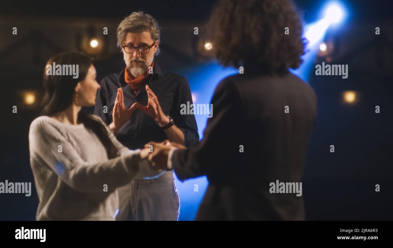 Une Actrice Et Un Acteur Répètent Une Scène Damour Sur Une Scène De Théâtre Avec Un Spot Tandis 8290