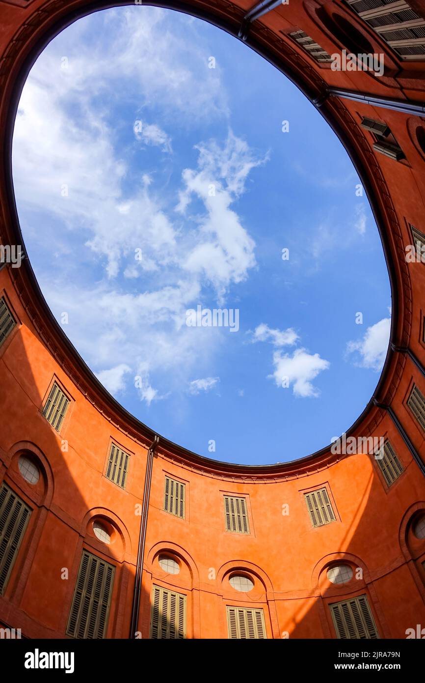 Cour de l'ovale orange bâtiment de théâtre communal à Ferrara, Italie avec vue sur le ciel pour un contexte de gestion de l'immobilier commercial Banque D'Images