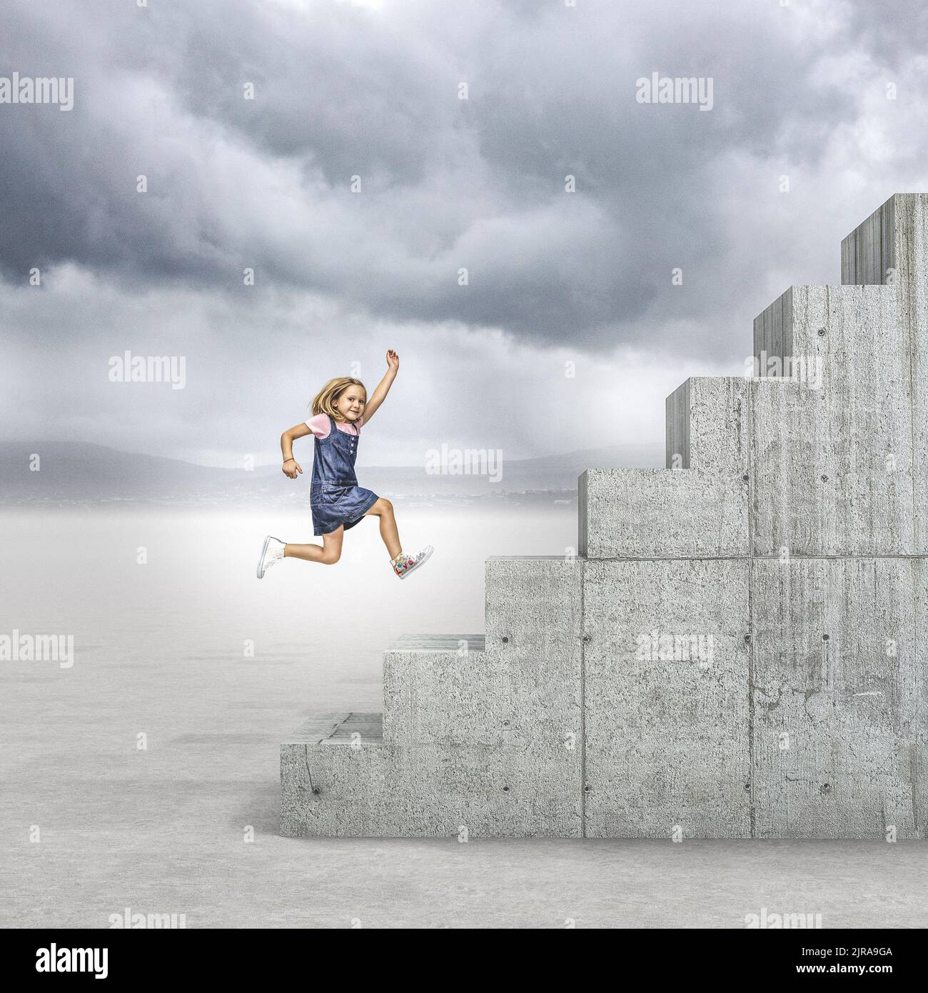 une fille court pour monter un long escalier en béton Banque D'Images