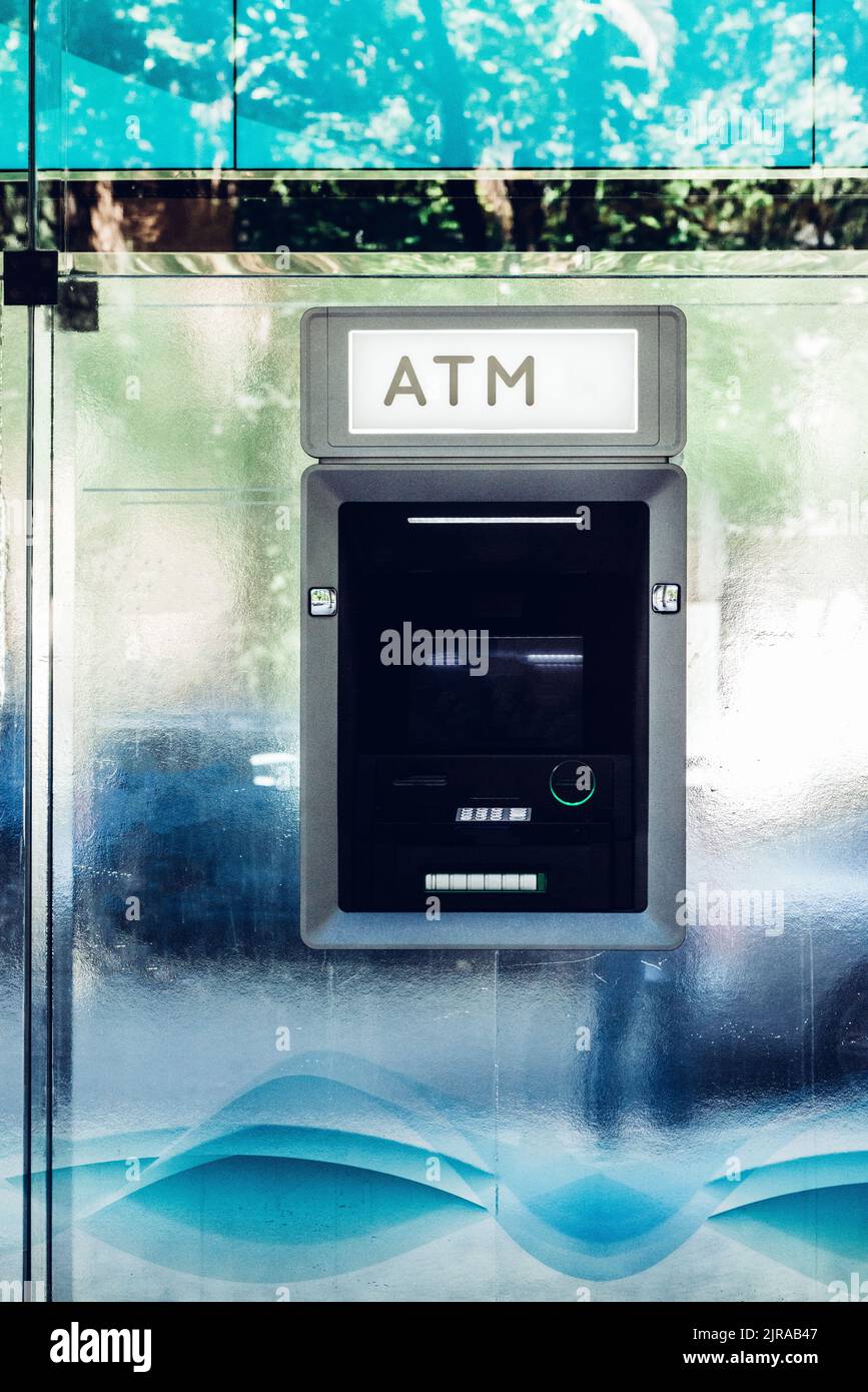 Vue verticale d'un distributeur automatique de billets pour les opérations bancaires à l'extérieur Banque D'Images