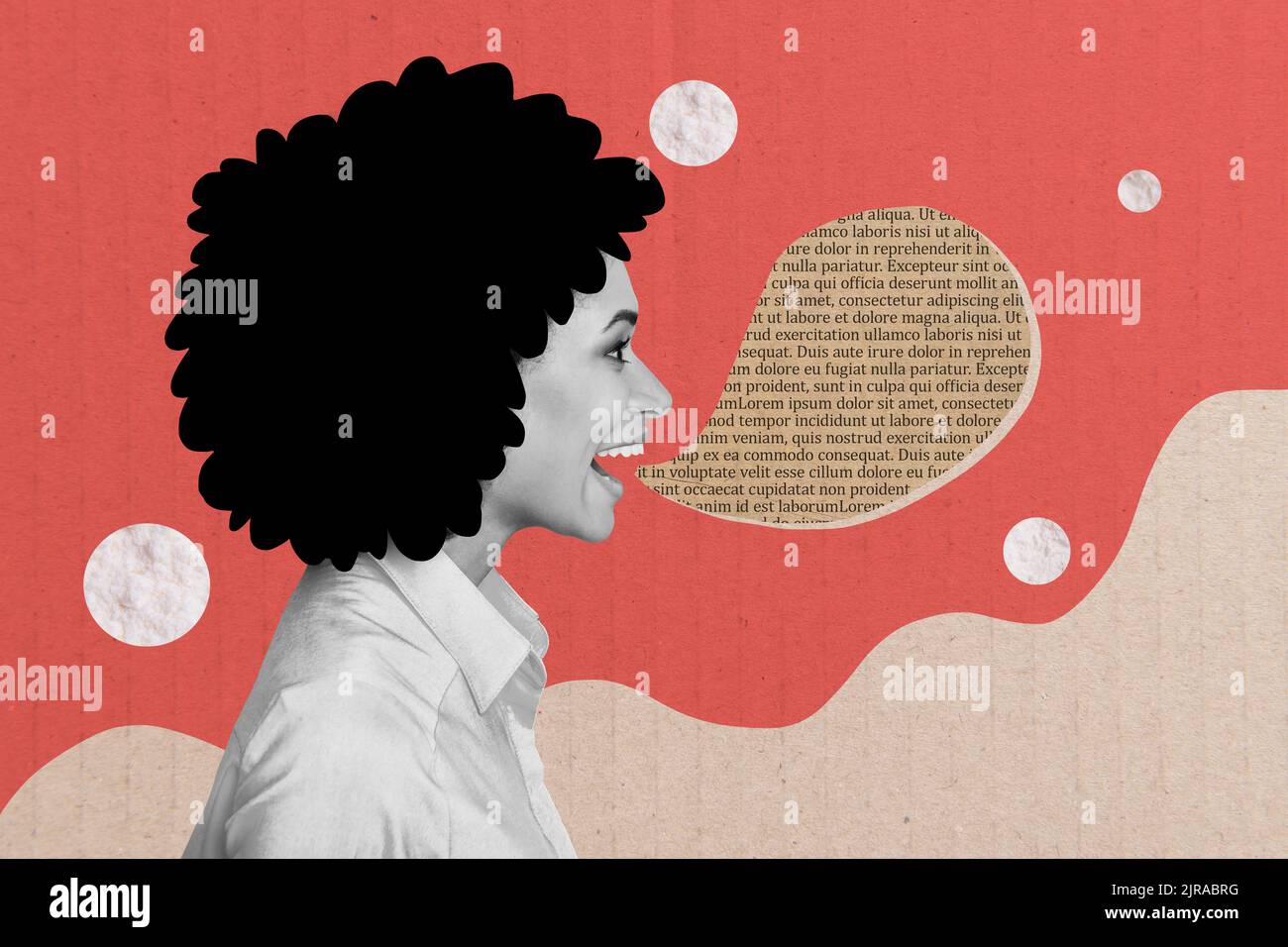 Photo de profil de collage créatif de jeune journaliste femme criant dialogue bulle de journal texte isolé sur fond rouge Banque D'Images