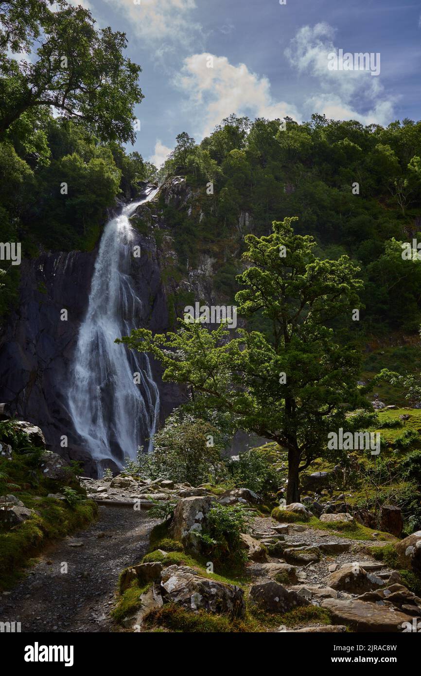 Photographie de la cascade d'Aber Falls, parc national de Snowdonia, pays de Galles du Nord, Royaume-Uni. Banque D'Images