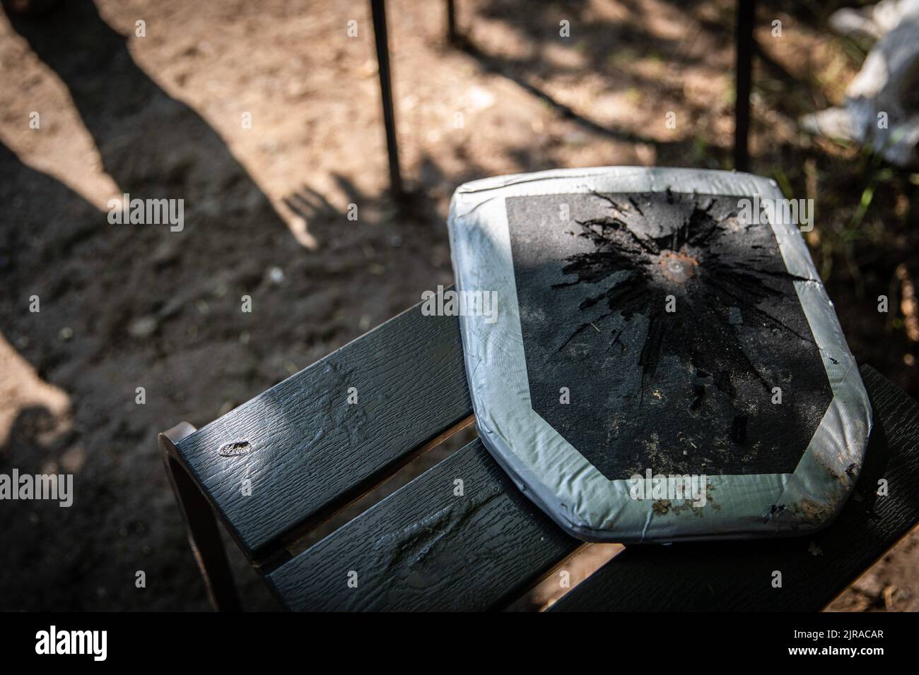 Une plaque à l'épreuve des balles endommagée, vue près du front, à une position non divulguée à Mykolaiv Oblast, en Ukraine. Comme les responsables ukrainiens ont revendiqué de la partialité pour récupérer leur territoire, et pour mener une contre-offensive dans le sud, y compris Mykolaiv Oblast, pour attaquer les forces russes dans la région de Kherson. L'oblast de Mykolaiv, avec la ville stratégique de l'Ukraine située du côté sud avec accès à la mer Noire et est l'un des principaux centres de construction navale, a eu une population de 476 101 (2021 est.), mais a subi un siège lourd et des bombardements après l'invasion à grande échelle fr Banque D'Images