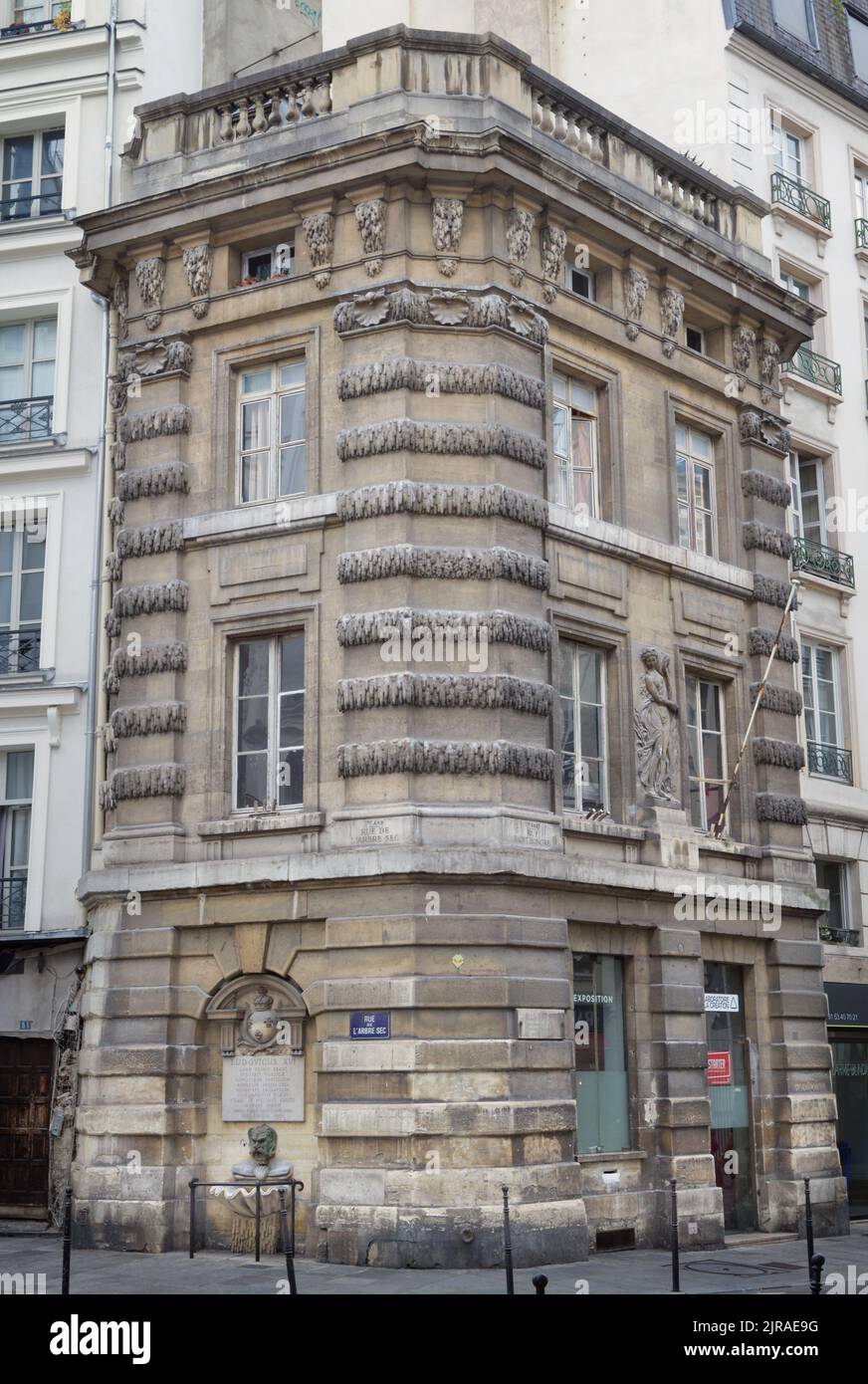 Fontaine de la Croix du Trahoir (1775) à l'angle de la rue Saint-Honoré et de la rue de l'Arbre-sec - Paris Banque D'Images Fontaine de la Croix du Trahoir (1775) à l'angle de la rue Saint-Honoré et de la rue de l'Arbre-sec - Paris Banque D'Images