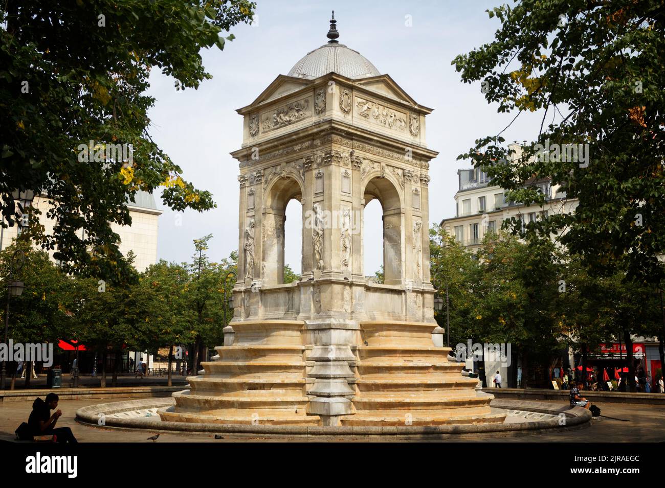 Fontaine des Innocents (style Renaissance française,1550), la plus ancienne fontaine monumentale de Paris - les Halles - Paris Banque D'Images Fontaine des Innocents (style Renaissance française,1550), la plus ancienne fontaine monumentale de Paris - les Halles - Paris Banque D'Images