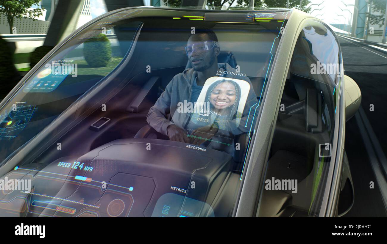 Zoom arrière sur un homme afro-américain qui pilote un véhicule anti-gravité futuriste et qui parle avec une petite amie via l'interface pare-brise en ville Banque D'Images