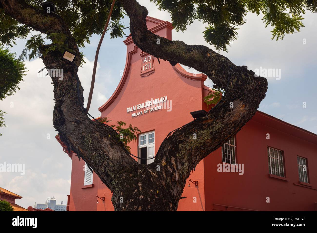 Malacca, Malaisie - 10 août 2022 : Église du Christ au centre de Melaka. La plus ancienne église protestante en fonctionnement en Malaisie. Passez les arbres et fleuris Banque D'Images