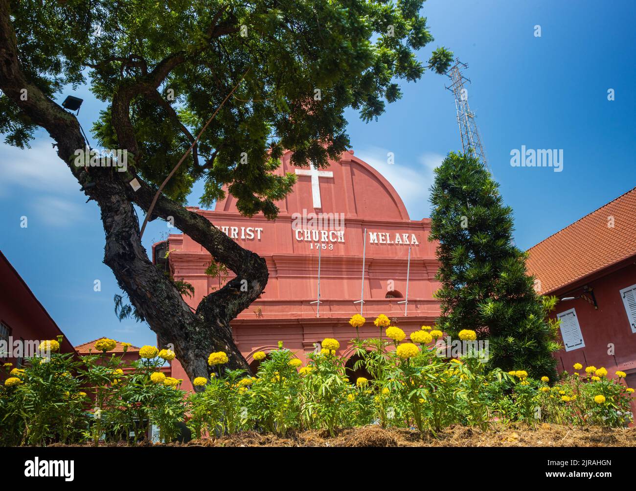 Malacca, Malaisie - 10 août 2022 : Église du Christ au centre de Melaka. La plus ancienne église protestante en fonctionnement en Malaisie. Passez les arbres et fleuris Banque D'Images