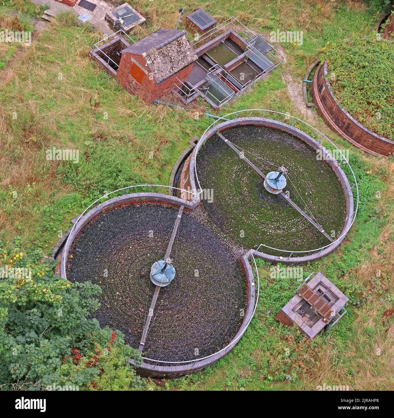 Traitement des eaux usées à petite échelle de Glas Cymru, traitement local des eaux usées, à côté de River Dee Llangollen, pays de Galles du Nord, Royaume-Uni, LL14 3SG Banque D'Images
