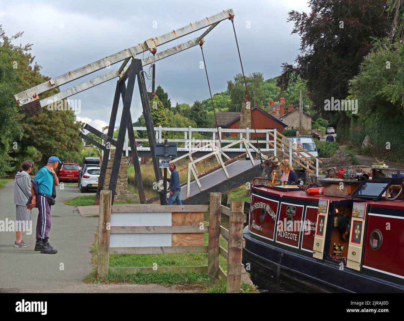 La barge traditionnelle Frederick William CR 47756 au pont ouvert Bascule, Vale de Llangollen, Trevor, Llangollen, pays de Galles, ROYAUME-UNI, LL20 7TP Banque D'Images