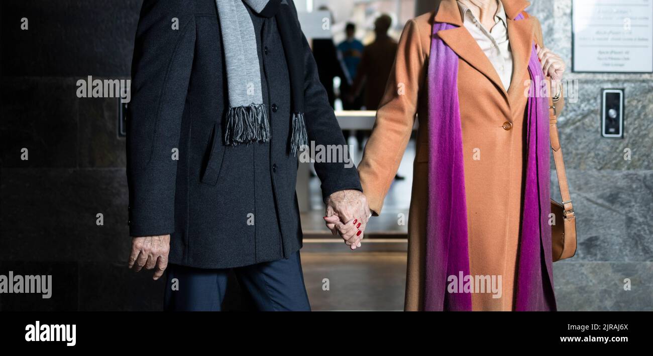 Un couple plus âgé est amoureux de la main Banque D'Images