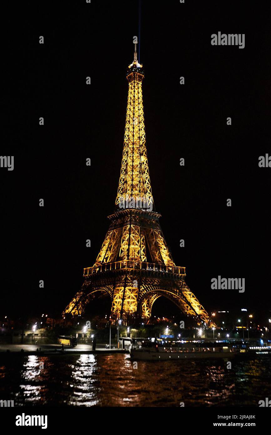 PARIS, FRANCE -7 AVRIL 2018 : la Tour Eiffel est le monument le plus célèbre de la ville Banque D'Images