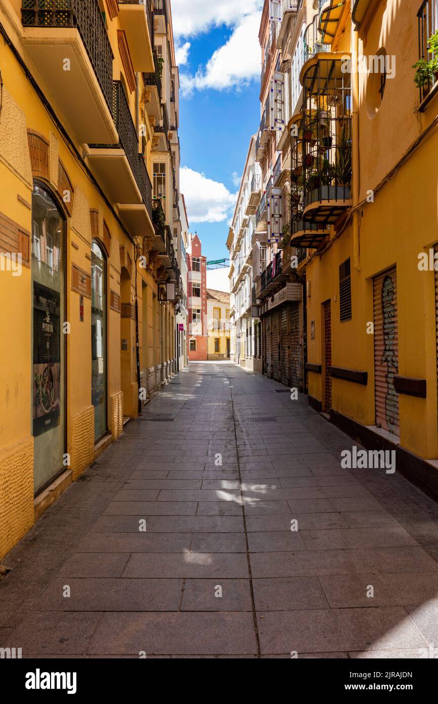 Un cliché vertical d'une rue solitaire et vide avec des bâtiments résidentiels à Malaga, Espagne Banque D'Images