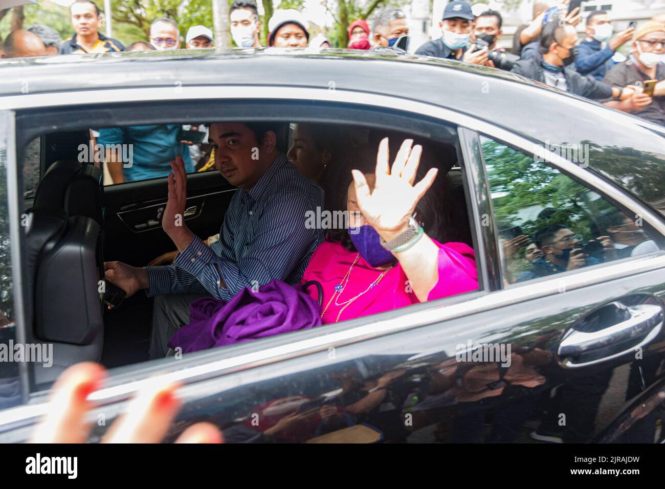 Putrajaya, Malaisie. 23rd août 2022. La famille de Najib a été vue quitter le palais de justice après la décision de la Cour fédérale. La cour supérieure de Malaisie a confirmé la condamnation de l'ancien Premier ministre Najib Razak et sa peine d'emprisonnement de 12 ans pour corruption dans le scandale financier de 1MDB. Crédit : SOPA Images Limited/Alamy Live News Banque D'Images