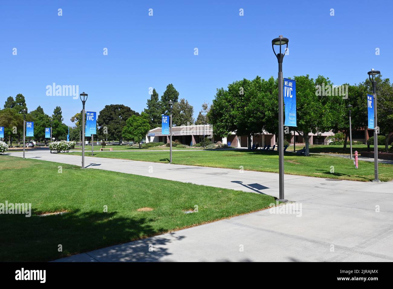 IRVINE, CALIFORNIE - 21 AOÛT 2022: Nous sommes des bannières IVC qui tapissent une passerelle sur le camous of Irvine Valley College. Banque D'Images